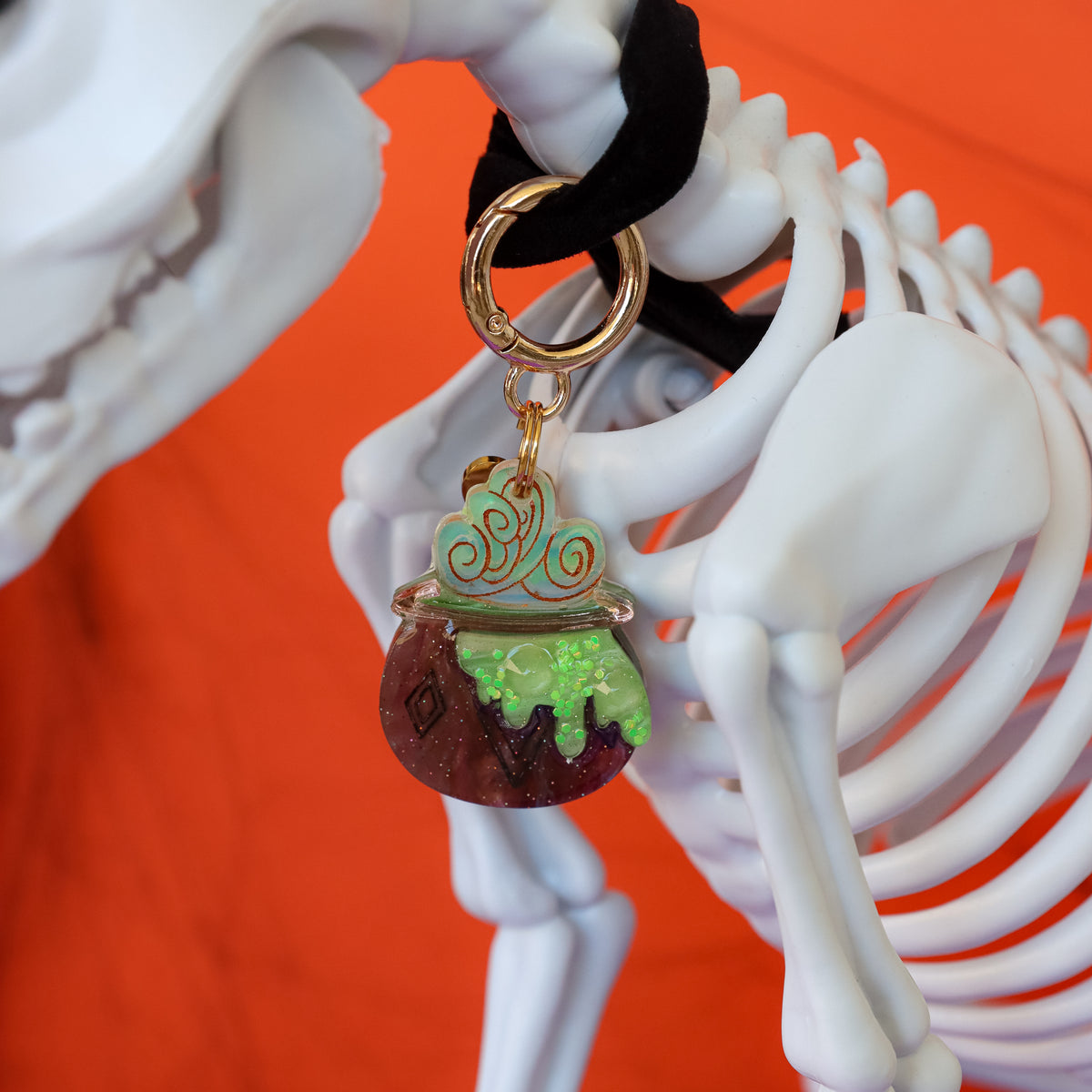 Glow in the dark Bubbling Cauldron Collar Candy®️