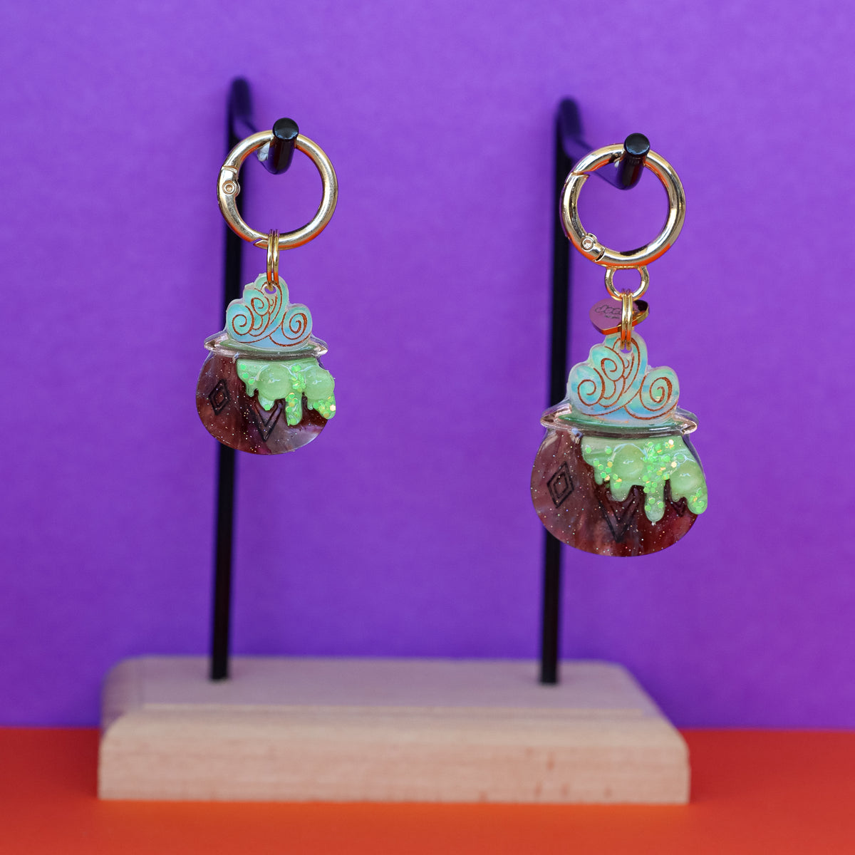 Glow in the dark Bubbling Cauldron Collar Candy®️
